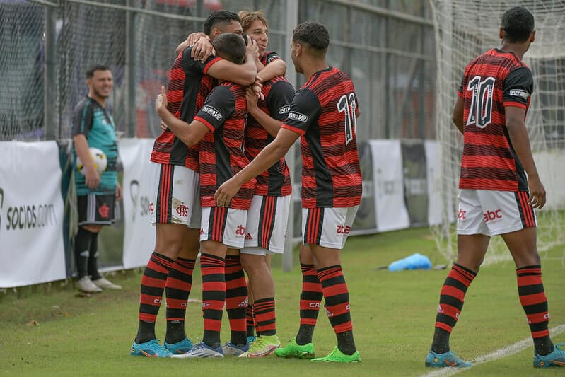 Time sub-20 do Flamengo comemora gol