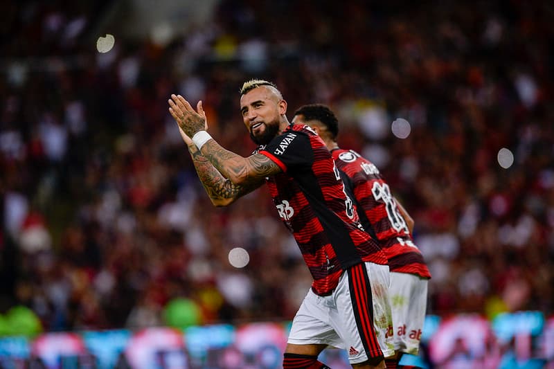 Vidal comemora primeiro gol no Flamengo
