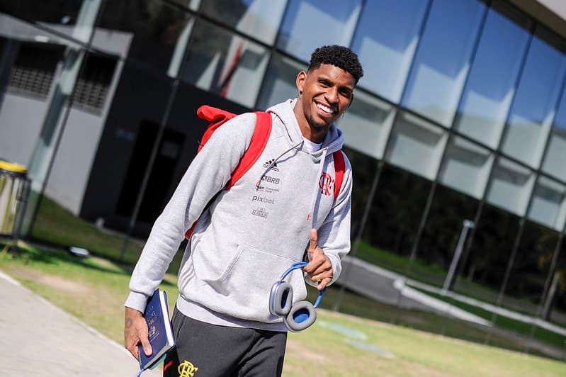 Hugo Souza negocia transferência para o Benfica; goleiro do Flamengo recusou proposta do Japão e pode ir para Portugal