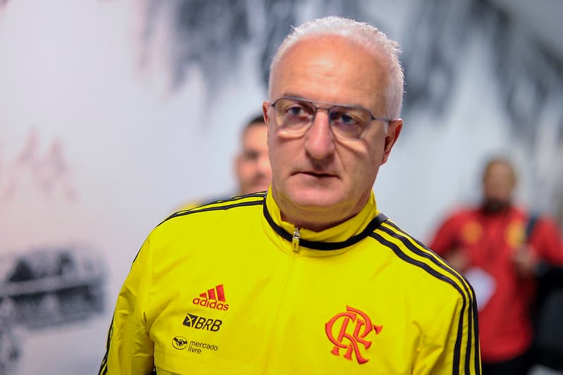 Dorival Júnior chegando para partida contra o Corinthians