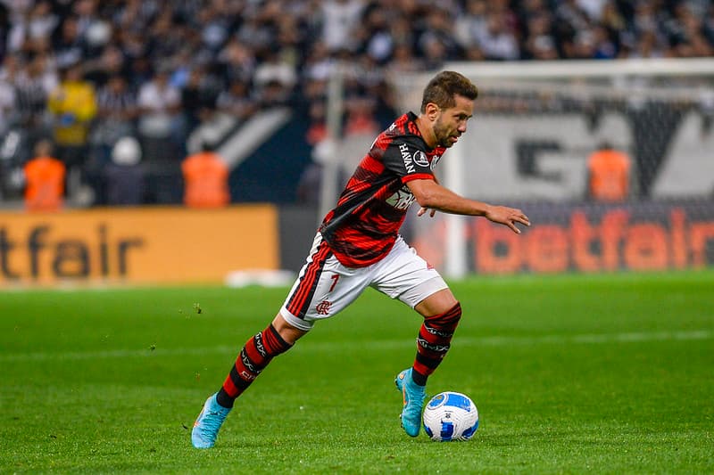 Everton Ribeiro em ação durante partida