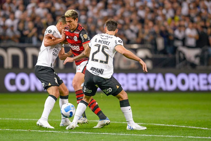 zaga do corinthians disputa bola com Pedro, do Flamengo