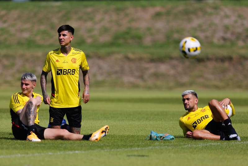 arrascaeta, pulgar e varela, do elenco do flamengo, durante treino