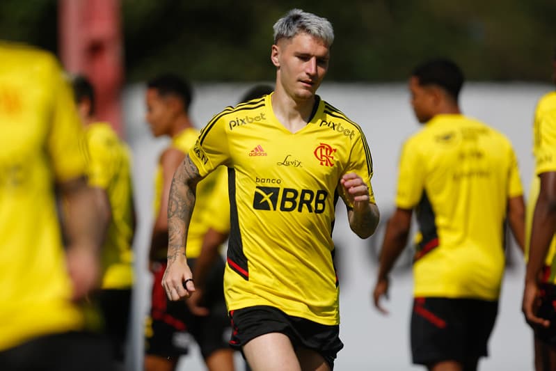 Varela com a camisa do Flamengo; lateral uruguaio trocou socos com Gerson e fraturou nariz antes de enfrentar o Grêmio