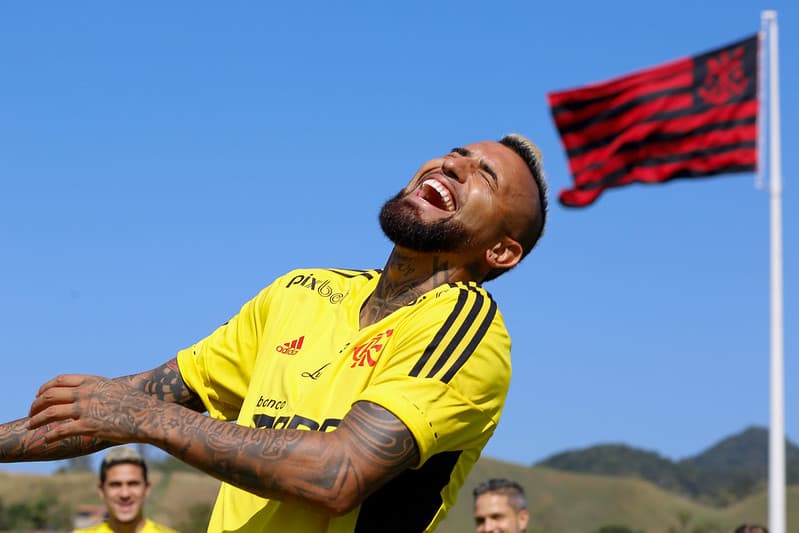 Vidal sorrindo Flamengo