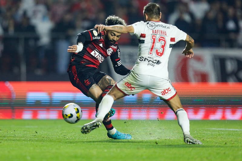 Gabigol marca o segundo gol do Flamengo contra o São Paulo.