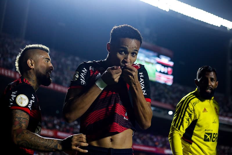 Lázaro beija escudo do Flamengo em comemoração; atleta atua pelo Almería, da Espanha