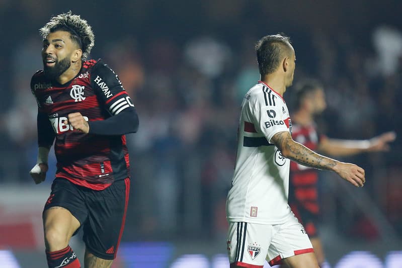 Gabigol comemora gol em São Paulo x Flamengo; STJD absolveu o Flamengo por objetos lançados pela torcida neste jogo do Brasileirão