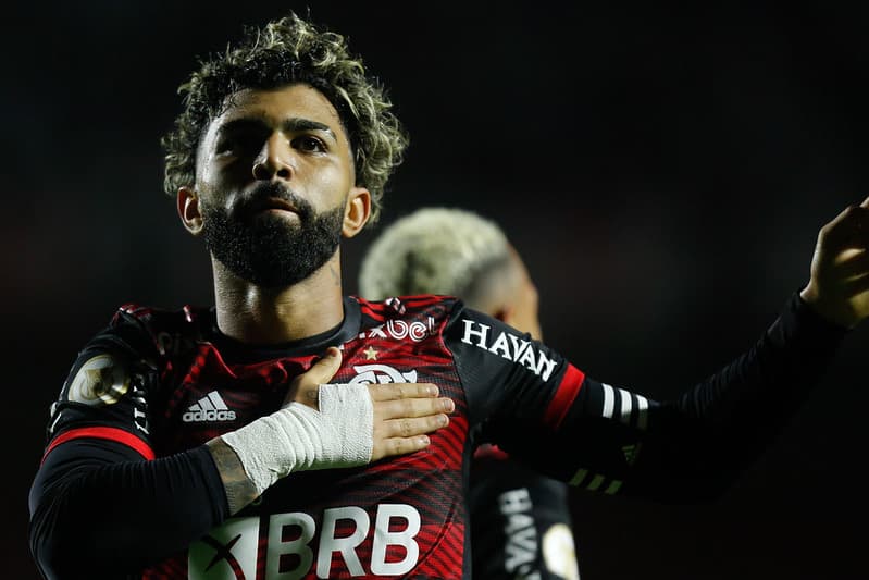 Gabigol bate no peito e mostra alegria de vestir camisa do Flamengo