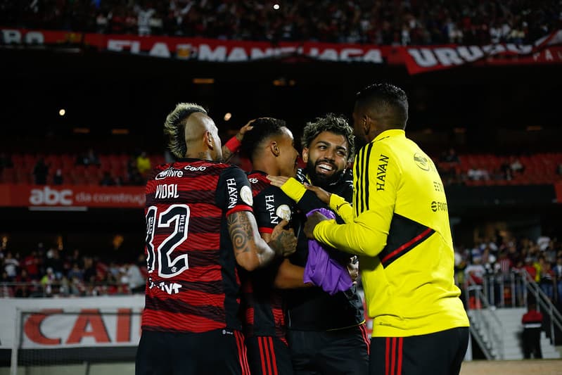 Lázaro, Vidal, Gabigol e Rodinei comemoram gol do Flamengo no primeiro tempo contra o São Paulo