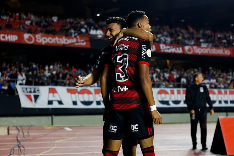 Lázaro e Victor Hugo comemoram gol marcado pelo Flamengo