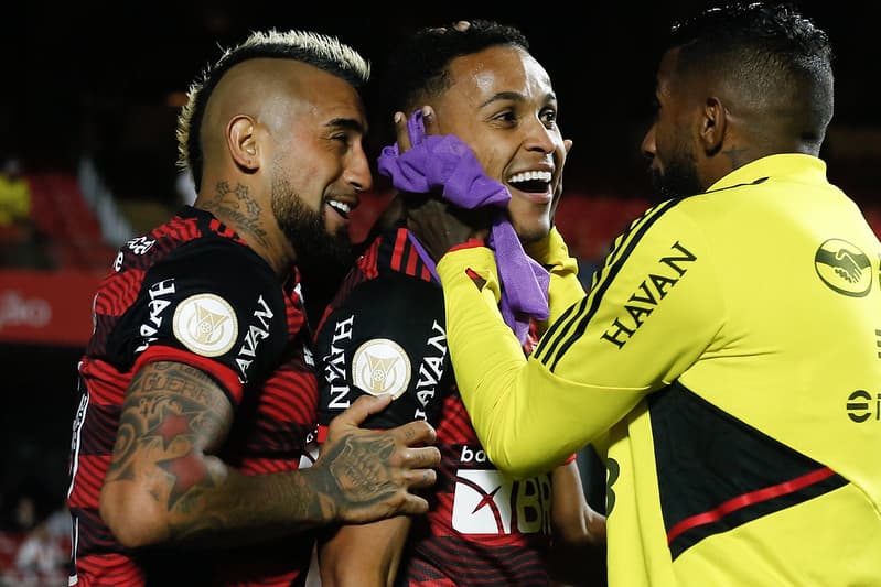 Lázaro comemora gol pelo Flamengo.