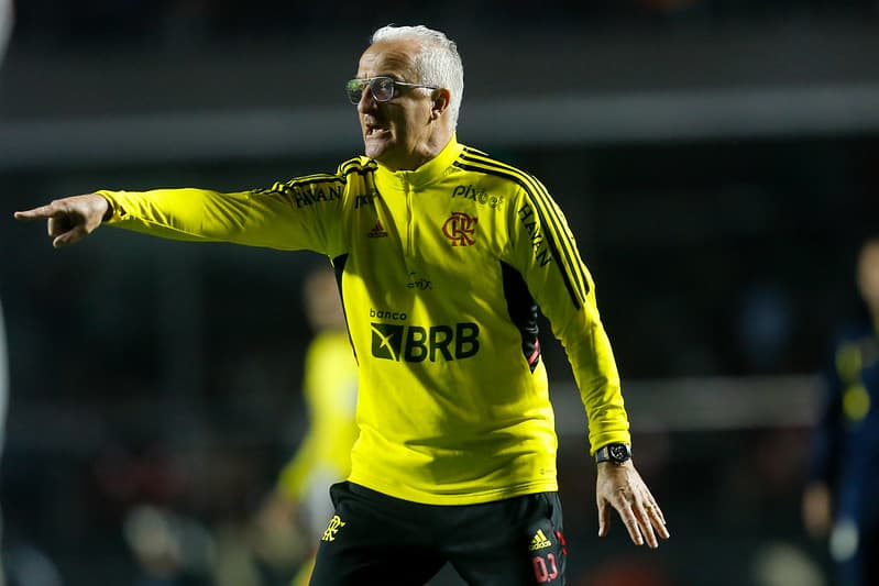 Dorival Júnior orienta o time do Flamengo