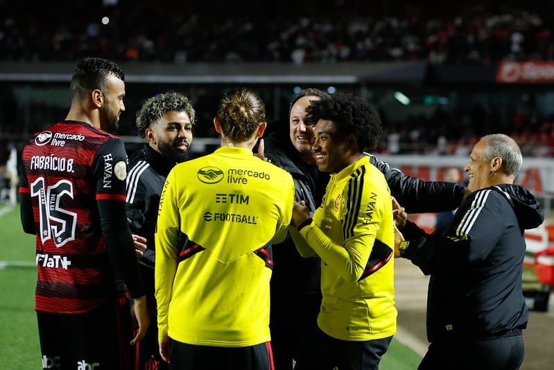 jogadores do Flamengo dão risada com Rogério Ceni
