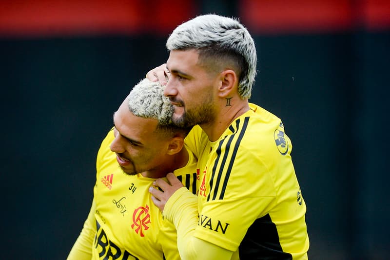 Arrascaeta e Matheuzinho no treino do Flamengo
