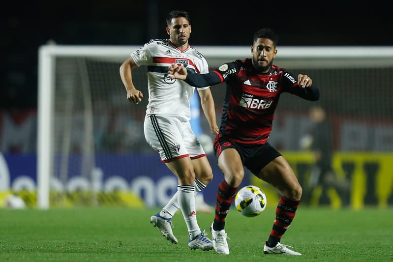 São Paulo x Flamengo no Morumbi. STJD absolveu o Flamengo por objetos lançados pela torcida neste jogo do Brasileirão