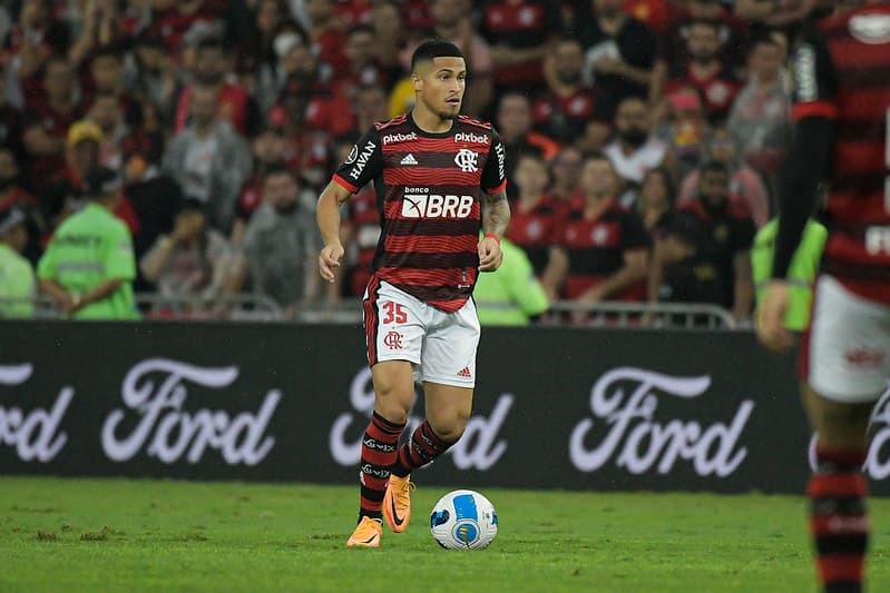 João Gomes com camisa do Flamengo, jogador foi vendido ao Wolverhampton, da Inglaterra