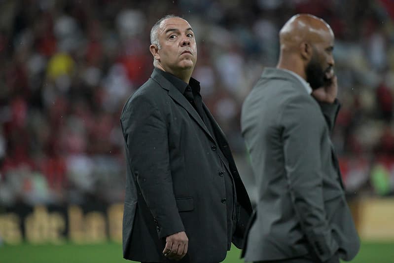 Marcos Braz acompanhando jogo do Flamengo no Maracanã