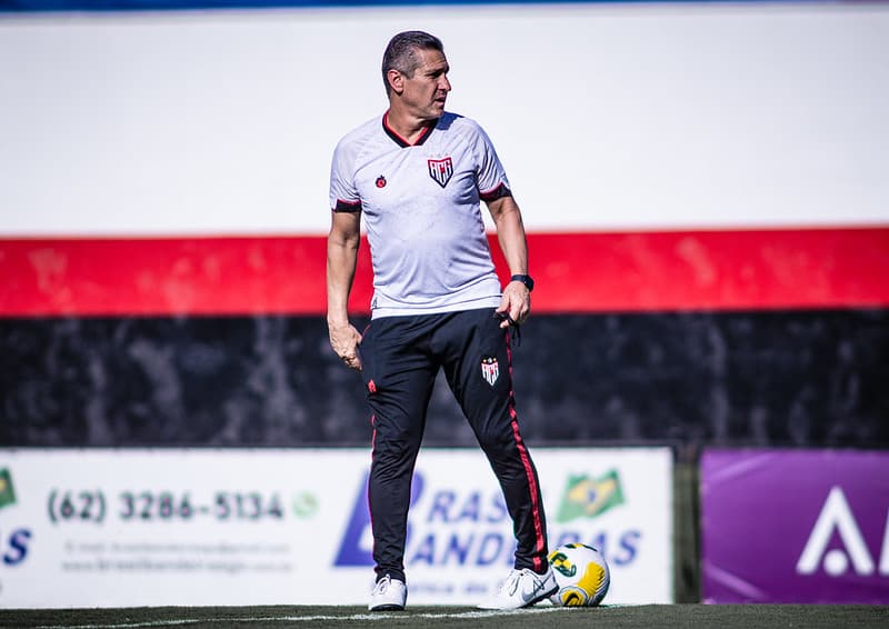 Técnico brasileiro atacou Abel Ferreira após treinador português ser destaque de notícias, após classificação na Libertadores