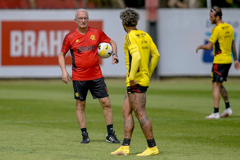 Dorival olha para Gabigol durante treino do Flamengo
