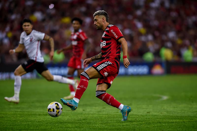 Arrascaeta conduz bola no Maracanã em partida entre Flamengo e Athletico