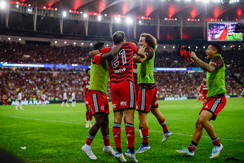 Jogadores do Flamengo comemoram gol contra o Athletico