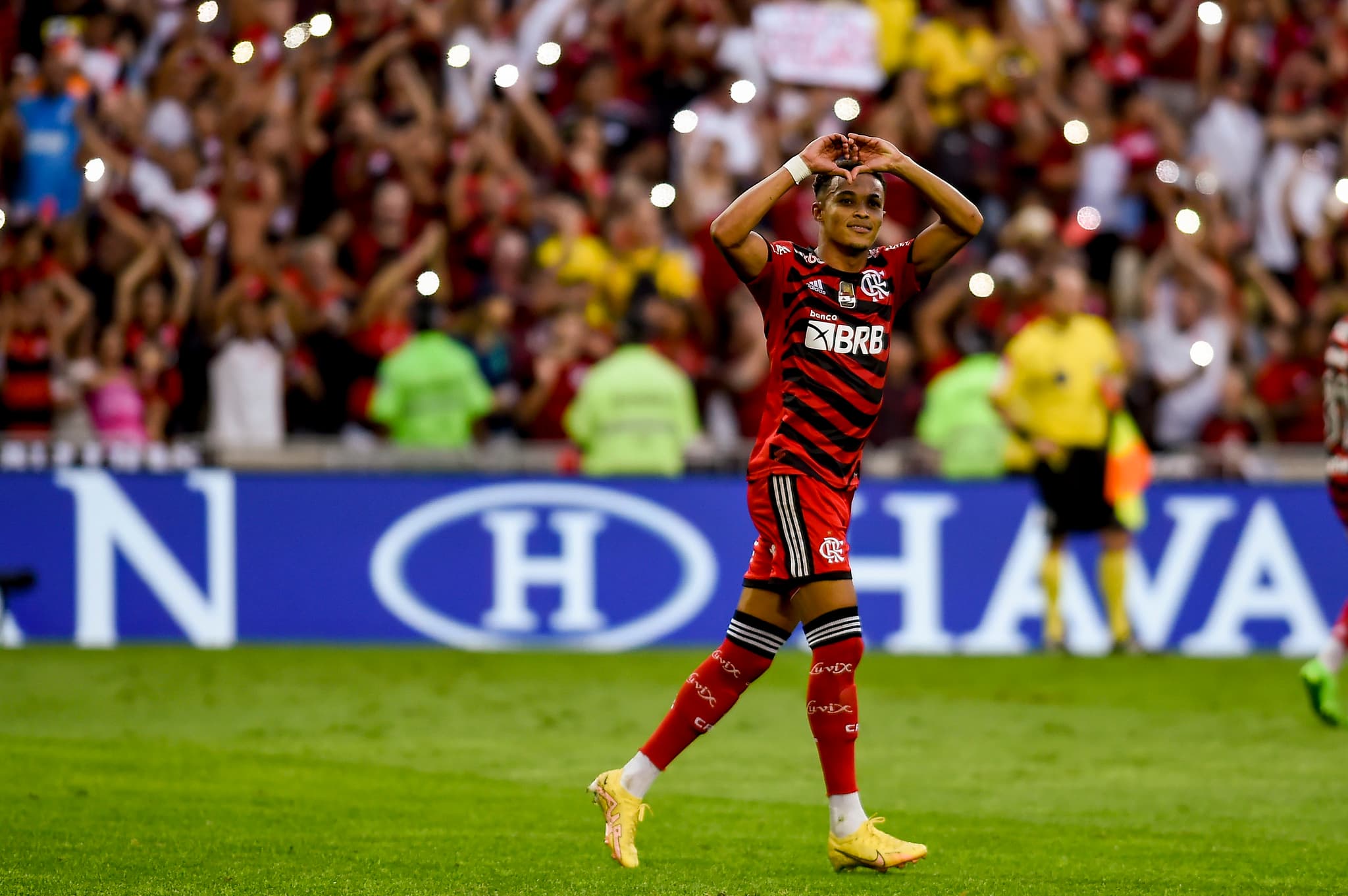 Lázaro marcou o quarto do gol do Flamengo sobre o Athletico-PR: goleada histórica no Maracanã