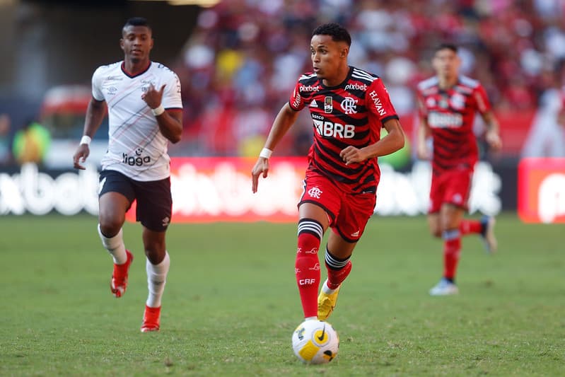 Lázaro cresce no Flamengo e tem ótimos números
