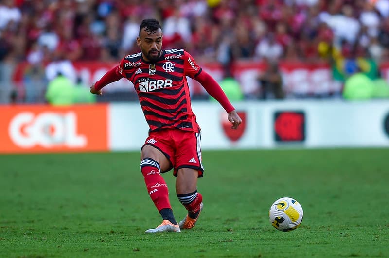Zagueiro comemora dois gols marcados contra o Athletico PR e lembra momento afastado por lesão