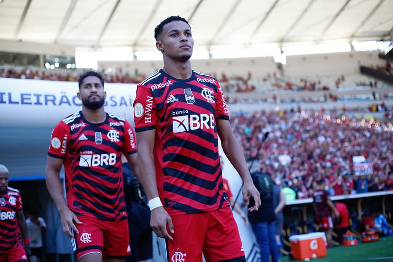 Lázaro entrando em campo com a nova camisa do Flamengo
