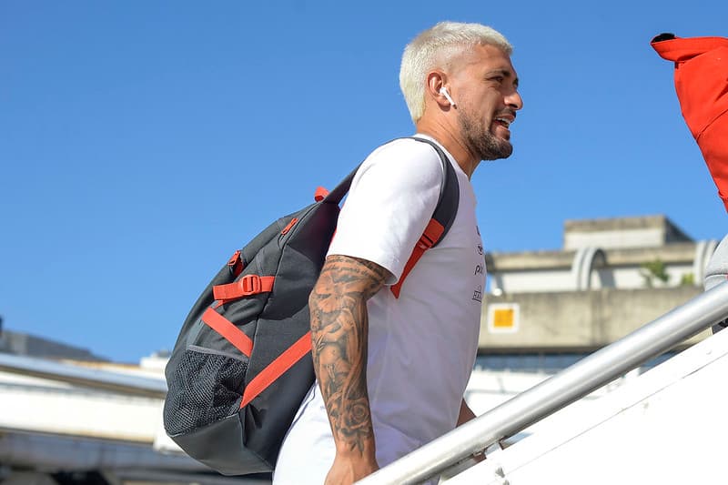 Arrascaeta embarca em avião