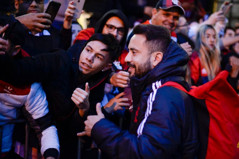 Torcedor do Flamengo no hotel da delegação em Curitiba