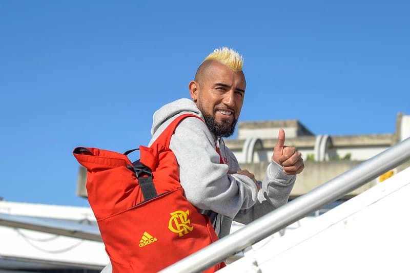 Vidal chegando com o Flamengo em Curitiba