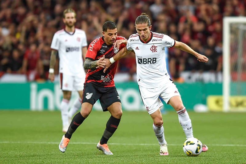 Filipe Luís contra o Athletico-PR.