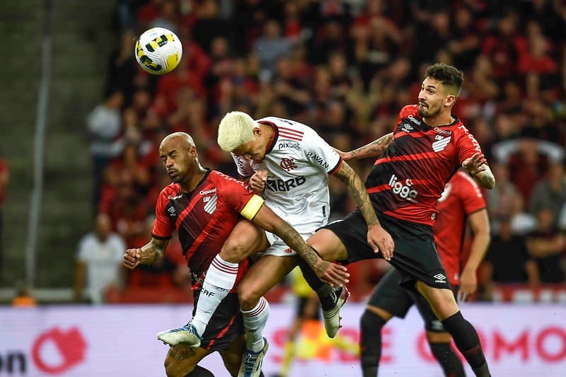 Zagueiro do Athletico-PR fala em 'tirar proveito' de momento do Flamengo