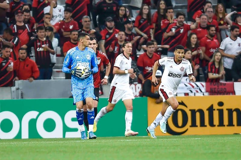Flamengo enfrentou clima hostil na Arena da Baixada.