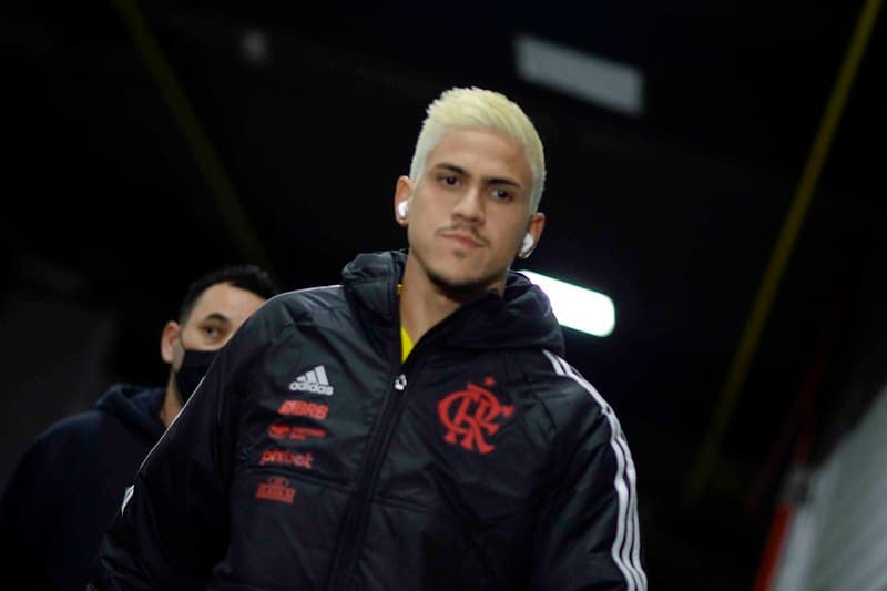 Pedro com agasalho do Flamengo