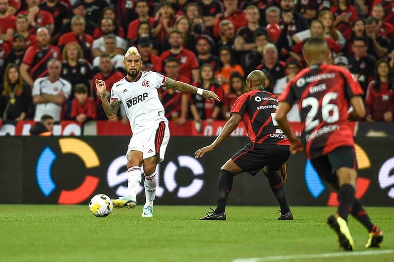 Vidal titular ou reserva do flamengo? boa atuação cria dor de cabeça para Dorival