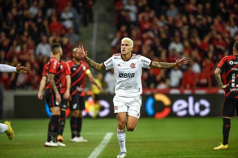 Pedro comemora gol pelo Flamengo contra o Athletico-PR na Copa do Brasil
