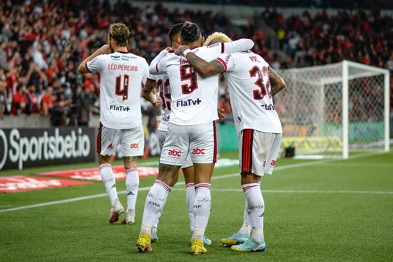 Jogadores do Flamengo comemoram classificação contra o Athletico