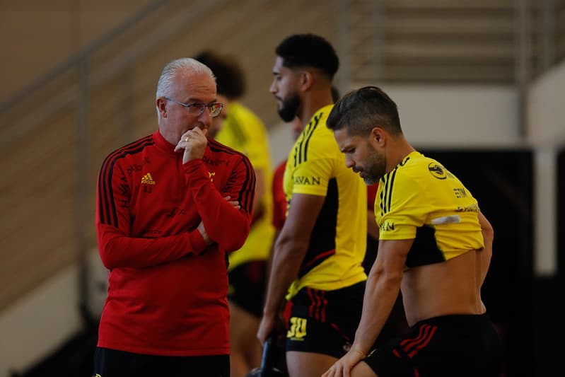 Dorival Júnior comanda treino na academia do Flamengo