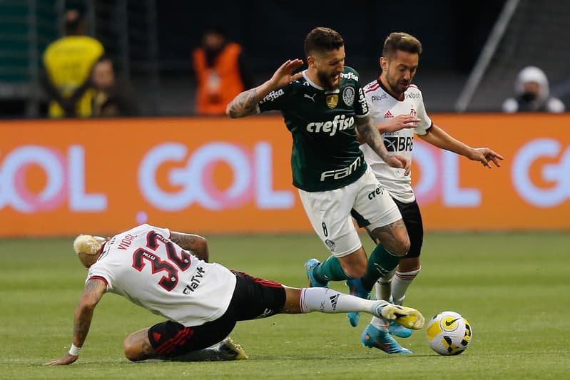 Vidal em dividida pelo Flamengo contra o Palmeiras