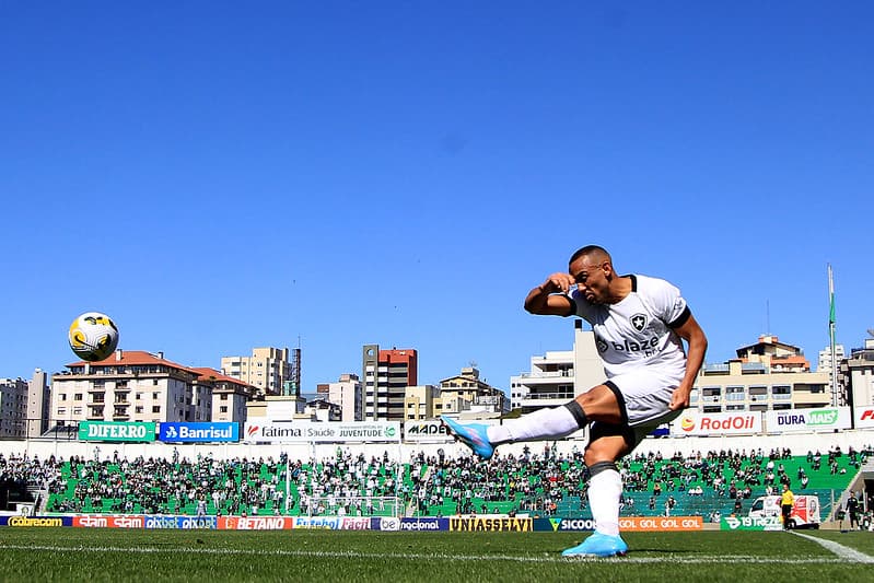 Próximo adversário do Flamengo, Marçal cobra escanteio