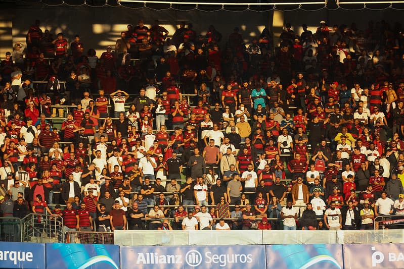 Torcida do Flamengo se diverte com pequenos palmeirenses após a partida