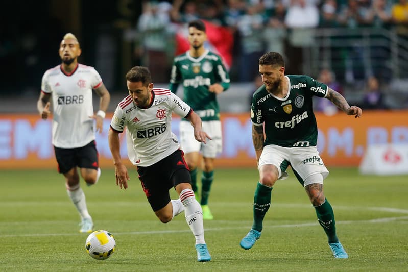 Everton Ribeiro contra o Palmeiras.