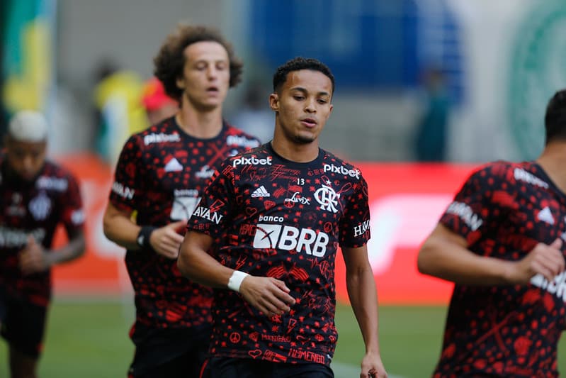Lázaro aquecendo pelo Flamengo