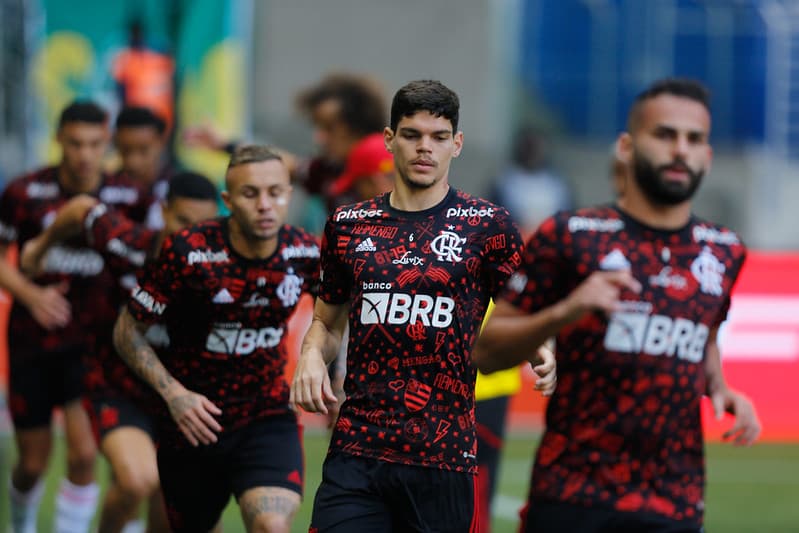 Ayrton Lucas aquecendo pelo Flamengo, pode ficar de fora de clássico contra o Fluminense; confira as notícias do Flamengo