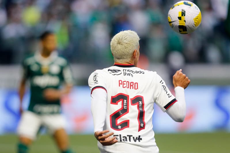 Pedro domina bola