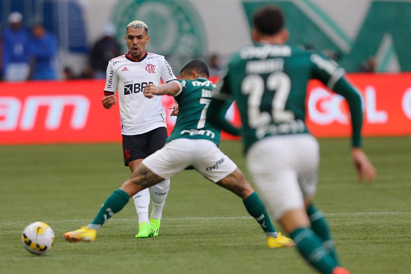 Matheuzinho disputa bola em Palmeiras x Flamengo