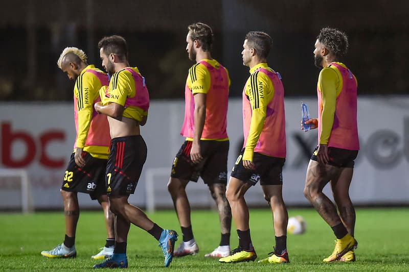 Jogadores do Flamengo treinam a noite